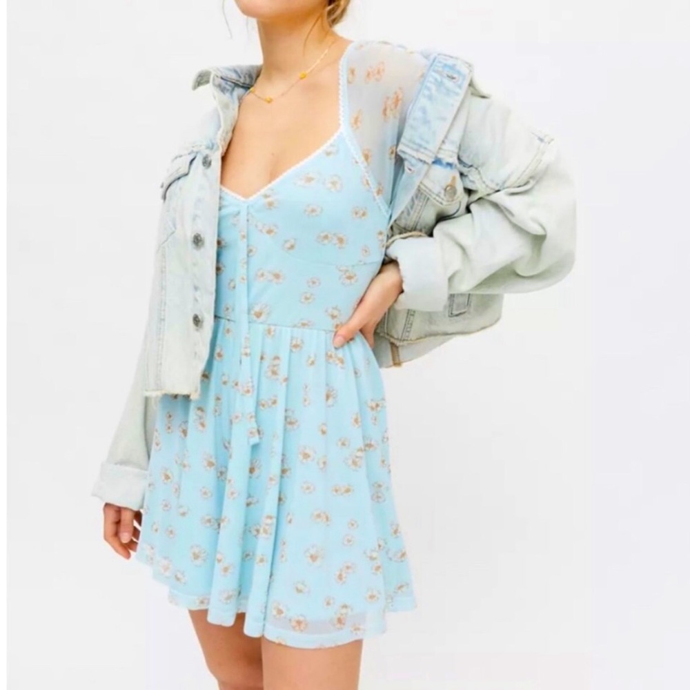 [Urban Outfitters] Ditsy Floral Daisy Mesh Flutter Sleeve Lace Trim Romper